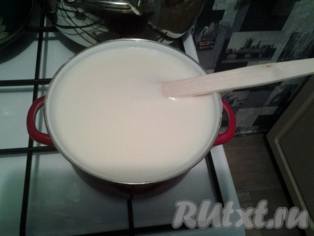 Затем поставить крем на плиту и, постоянно помешивая (чтобы крем не пригорел), готовить до загустения.
