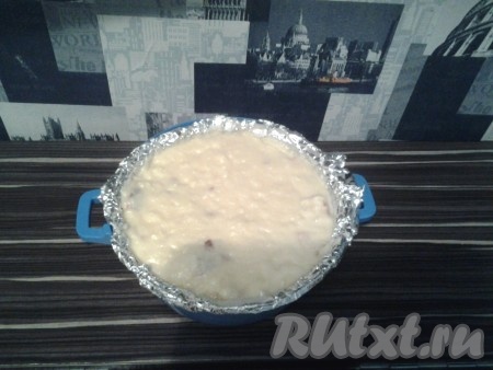 Затем в миску, которую затянули фольгой, слоями выкладывать наши квадратики и крем (желательно делать больше слоёв).
