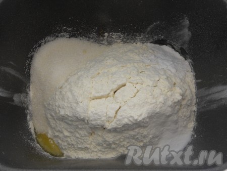 Всыпать просеянную муку.