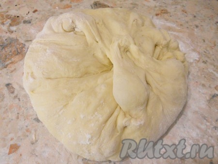 Тесто можно замесить и вручную. Для этого маргарин растопить, остудить, добавить яйца и кефир, перемешать все вилкой. Муку просеять, сделать углубление в центре муки, всыпать соль, сахар, дрожжи и ванилин. Добавлять понемногу смесь маргарина, яиц и кефира, замешивая тесто. Тесто должно быть не липнущим. Оставить тесто в теплом месте для подхода на 1 час, после этого можно формировать булочки.&nbsp; Готовое тесто обмять.