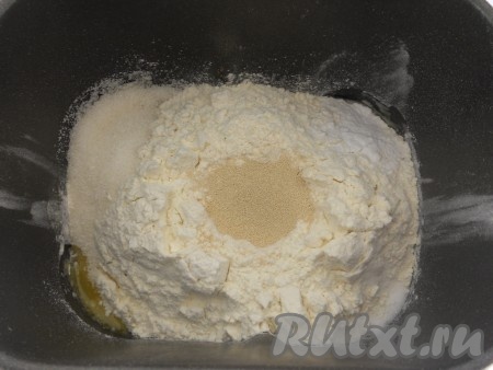 В центр всыпать сухие дрожжи. Выставить режим "Тесто" (у меня 1 час 30 минут).
