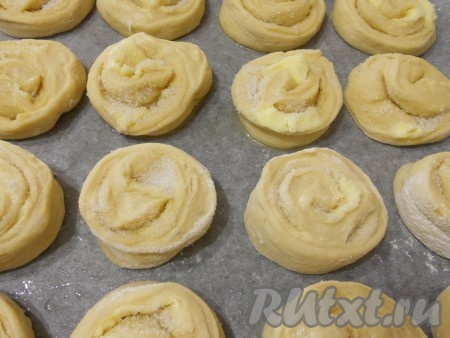 Противень&nbsp;застелить пергаментом и смазать растительным маслом. Кусочки рулета выкладывать вертикально на противень, чуть раскрывая верх.
