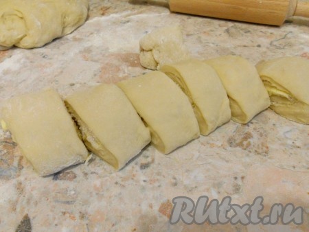 Свернуть пласт теста в рулет, порезать на части шириной около 5-7 см.