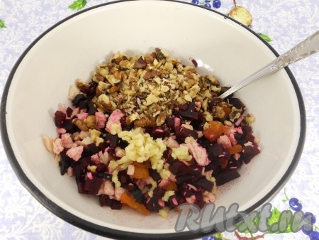 Измельчить и добавить в салат вместе с пропущенным через пресс чесноком.