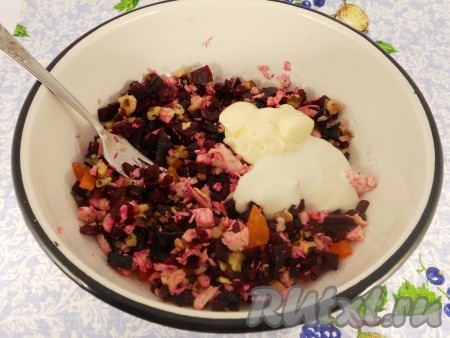 Посолить салатик и поперчить, добавить майонез и сметану. Хорошенько перемешать.