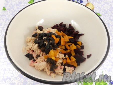 Чернослив и курагу также мелко порезать, добавить к курице и свекле.