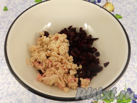 Филе куриное отварить до готовности в подсоленной воде. Остудить. Свеклу очистить и порезать мелкими кубиками. Добавить мелко порезанное куриное филе.