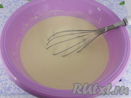 Влить эту массу в тесто, аккуратно перемешать. Оставить тесто в теплом месте еще на 20 минут.