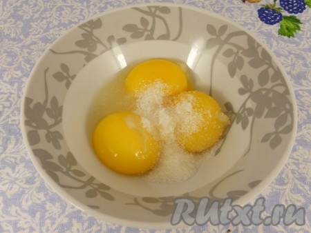 Отделить желтки от белков. К желткам добавить оставшийся сахар (1 столовую ложку) и соль.
