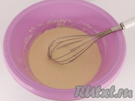 Молоко подогреть и влить 1 стакан в смесь муки, дрожжей и сахара. Венчиком хорошо перемешать, накрыть миску с опарой чистым полотенцем и оставить в теплом месте на 1 час.
