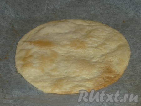 Выпекать каждый корж в духовке, разогретой до 180 градусов, в течение 5-10 минут (зависит от духовки).