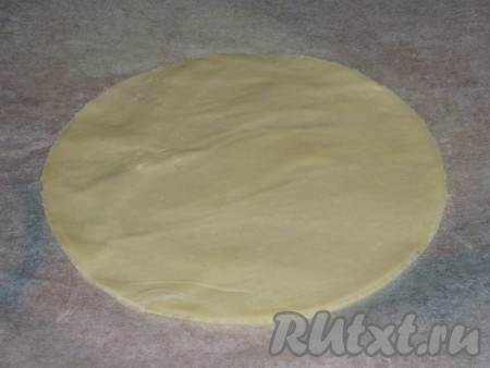 Каждую часть теста тонко раскатать (это лучше делать сразу на пергаменте). С помощью крышки вырезать из теста круг,&nbsp;наколоть вилкой, чтобы коржи не вздулись при выпекании.