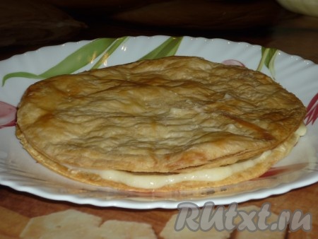 Коржи уложить друг на друга, намазывая кремом.
