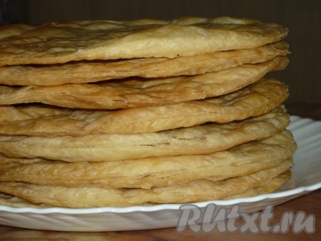 В результате должно получится восемь румяных коржей, а из обрезков можно испечь ещё один корж, который можно будет использовать для посыпки торта.