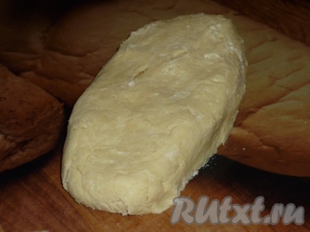 Приготовить тесто № 1:

Для этого натереть холодное сливочное масло на тёрке и очень быстро смешать с мукой. Долго месить не надо, придать форму кирпичика, замотать в пищевую плёнку и положить на 45 минут в холодильник.