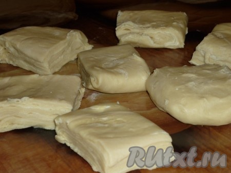 Достать тесто и снова раскатать в прямоугольный пласт толщиной 1-1,5 см, опять свернуть конвертом, отправить в холодильник на 10 минут. Эту процедуру &nbsp;повторить ещё два раза. Тесто готово. Разделить его на 8 равных частей.