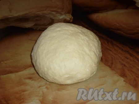 Приготовить тесто № 2:

Смешать яйцо, соль и воду. Всыпать просеянную муку и замесить мягкое тесто. Вымесить его, завернуть в плёнку и оставить при комнатной температуре на 45 минут. 