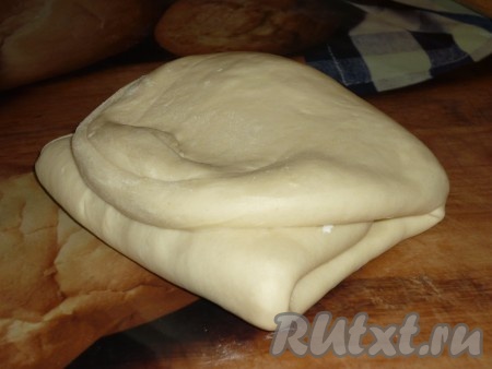 Защипнуть края теста № 1 (тесто № 2 окажется внутри) и раскатать в одном направлении в прямоугольный пласт толщиной 1-1,5 см. Свернуть тесто конвертом и положить в холодильник на 30 минут.

