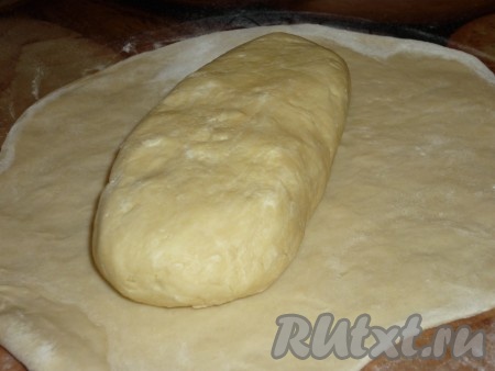 Тесто № 2 раскатать в прямоугольник, в центр выложить тесто № 1.
