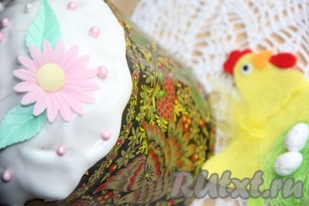 Готовые куличи хорошо остудить. Верх куличей можно присыпать сахарной пудрой, а можно украсить глазурью. Теперь для удобства, в помощь хозяйкам, продаётся готовая смесь для приготовления глазури. В этот раз я использовала такую глазурь. Пасхальный кулич, приготовленный по этому рецепту, получается очень вкусным.
