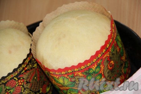 Тесто хорошо поднимется и заполнит практически весь объём формы. Если вы используете другие формы, то заполнять их нужно на 1/3 объёма. Тесто во время подъёма боится сквозняков.