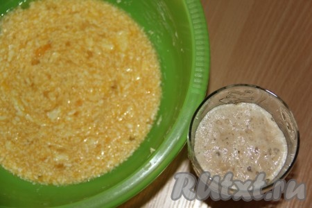 Затем добавить в масляную массу яйца и желтки, всё хорошо перемешать.