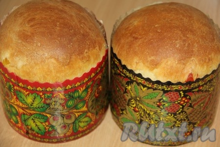 Поставить куличи в разогретую духовку и выпекать при 180 градусах примерно 30-35 минут, до золотистой корочки. Ориентируйтесь по своей духовке. Маленькие куличики выпекаются быстрее.