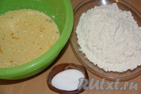 Далее влить подготовленные дрожжи, добавить соль. Всё тщательно перемешать. Муку предварительно просеять.