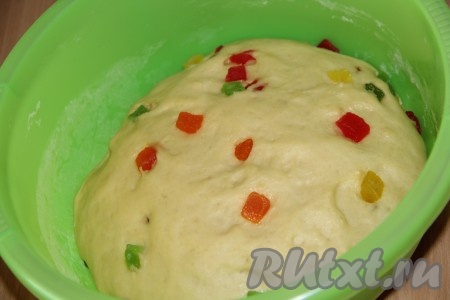 Тесто увеличится в два раза. Готовое тесто выложить на стол и хорошо обмять.