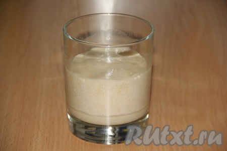 В стакан влить тёплую воду, всыпать дрожжи и 1 столовую ложку сахара. Оставить дрожжи в тепле на 10-15 минут, до поднятия пышной шапки.
