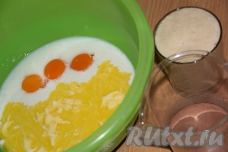 Масло растопить. В глубокую миску влить слегка подогретый кефир или простоквашу. Добавить яичные желтки, растопленное масло, соль и оставшийся сахар.
