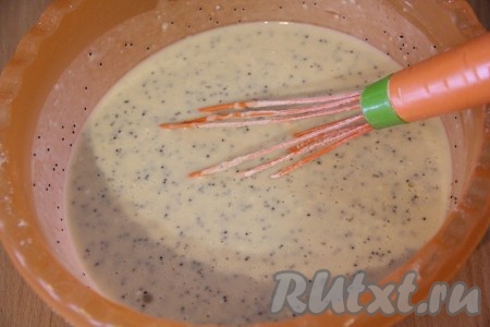 Затем добавить просеянную муку и и ещё раз тщательно перемешать. Блинное тесто должно быть однородным, без комочков. Далее влить растительное масло и ещё раз перемешать. Если тесто получится слишком жидкое, можно добавить немного муки.&nbsp;
