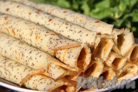 Готовые блины с маком подать к столу горячими, а сметана и варенье станут прекрасным дополнением к ним.
