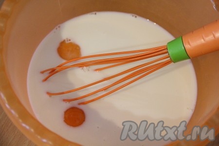 В глубокую миску влить молоко, добавить яйца. Всыпать соль и сахар. Всё перемешать венчиком.