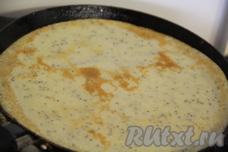 Сковороду для выпекания хорошо накалить. Перед первым блином сковородку смазать маслом, в последующем можно не смазывать. Выпекать блинчики с маком, как обычно, с двух сторон до золотистого цвета.
