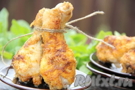 Куриные ножки, приготовленные в панировке во фритюре, получаются вкусными, сочными, с аппетитной хрустящей корочкой, подать их можно со свежими овощами или с гарниром на ваш выбор.