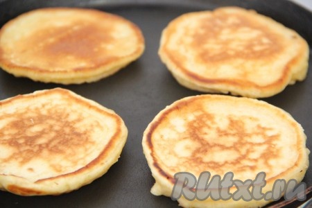 Сковороду для выпекания оладьев хорошо накалить. Перед выпеканием оладьев смазывать сковороду растительным маслом. Выкладывать в сковороду по 1 столовой ложке теста. Выпекать оладьи с двух сторон до золотистого цвета.