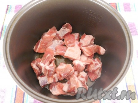 Ребрышки свиные порезать, поместить в чашу мультиварки. Добавить растительное масло. Выставить режим "Жарка" на 20 минут.&nbsp;