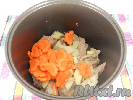 Через 10 минут ребрышки перевернуть и добавить порезанный тонкими четвертинами лук и морковь, порезанную тонкими полукружочками. Готовить на том же режиме еще 10 минут до сигнала.