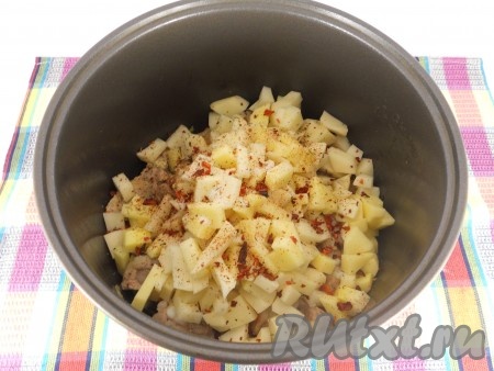 Картофель очистить и порезать небольшими кубиками. Добавить в чашу мультиварки. Посыпать специями и паприкой.