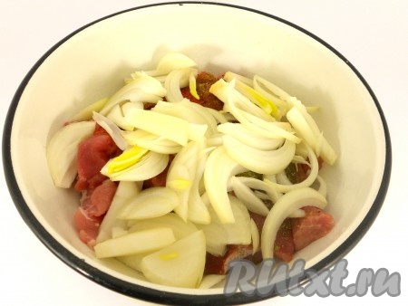 Лук очистить, нарезать полукольцами и добавить в миску с мясом и специям.