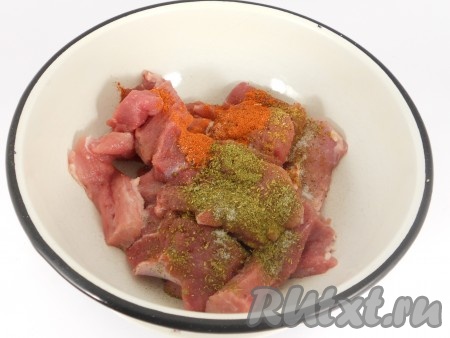 Слегка отбитое мясо переложить в глубокую миску, посолить, посыпать специями (я добавила 1 чайную ложку паприки и 2 чайных ложки хмели-сунели).
