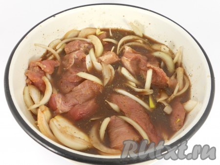Залить мясо красным вином, влить растительное масло, тщательно перемешать и оставить мариноваться в прохладном месте на 4-5 часов.