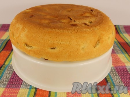 Готовую шарлотку аккуратно достать из чаши мультиварки. Я в чашу опускаю поддон для варки на пару (входит в комплект к любой мультиварке), переворачиваю чашу и шарлотка остаётся на поддоне. Дать шарлотке остыть (я оставляю остывать пирог на поддоне).