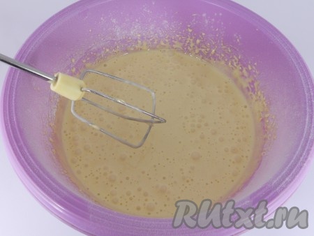 В яично-сахарную смесь небольшими порциями всыпать просеянную муку, постоянно вмешивая муку миксером на минимальной скорости. Итоговое тесто по консистенции должно быть похоже на сметану средней жирности.