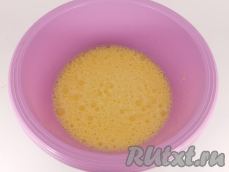 Яйца взбить с сахаром на высокой скорости миксера в течение 5-6 минут. Яичная масса значительно увеличиться в объёме и побелеет.