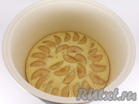 Поместить чашу с тестом и яблоками в мультиварку, выставить режим "Выпечка" на 1 час, крышку закрыть. Готовность выпечки можно проверить деревянной палочкой. Проткните шарлотку в середине, если палочка осталась сухой, значит пирог готов.