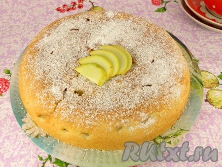 Посыпать остывшую шарлотку сахарной пудрой и подать к столу.