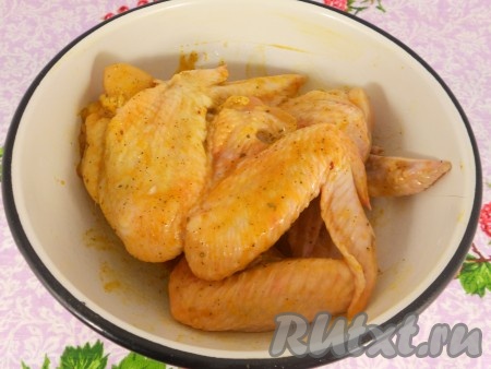 Добавить ложку воды, хорошо все перемешать до однородности. Смазать соусом куриные крылышки.