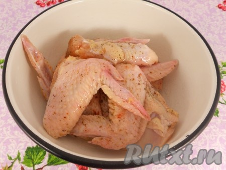 Крылышки помыть, обсушить, чуть посолить и посыпать специями для курицы. По желанию, крылышки можно разрезать на две части, удалить кончики.
